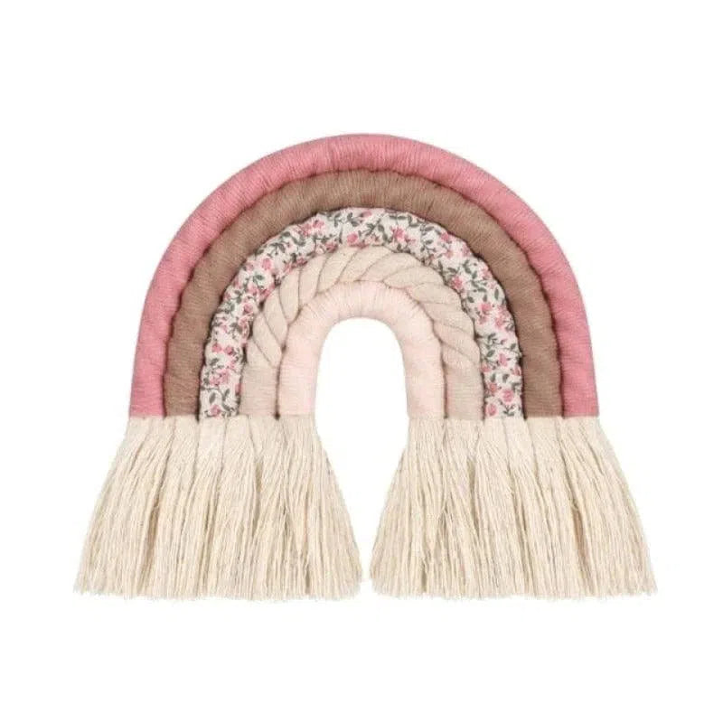 Arc-en-ciel décoratif pour chambre d'enfant, design artisanal avec des teintes douces de rose et de beige, idéal pour ajouter une touche bohème et chaleureuse à votre intérieur. Accessoire murale tendance pour embellir les espaces de vie.