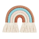 Arc-en-ciel décoratif pour chambre d'enfant, avec franges douces et couleurs pastel apaisantes, idéal pour une touche bohème et chaleureuse. Parfait pour égayer un espace et ajouter une ambiance cocooning.