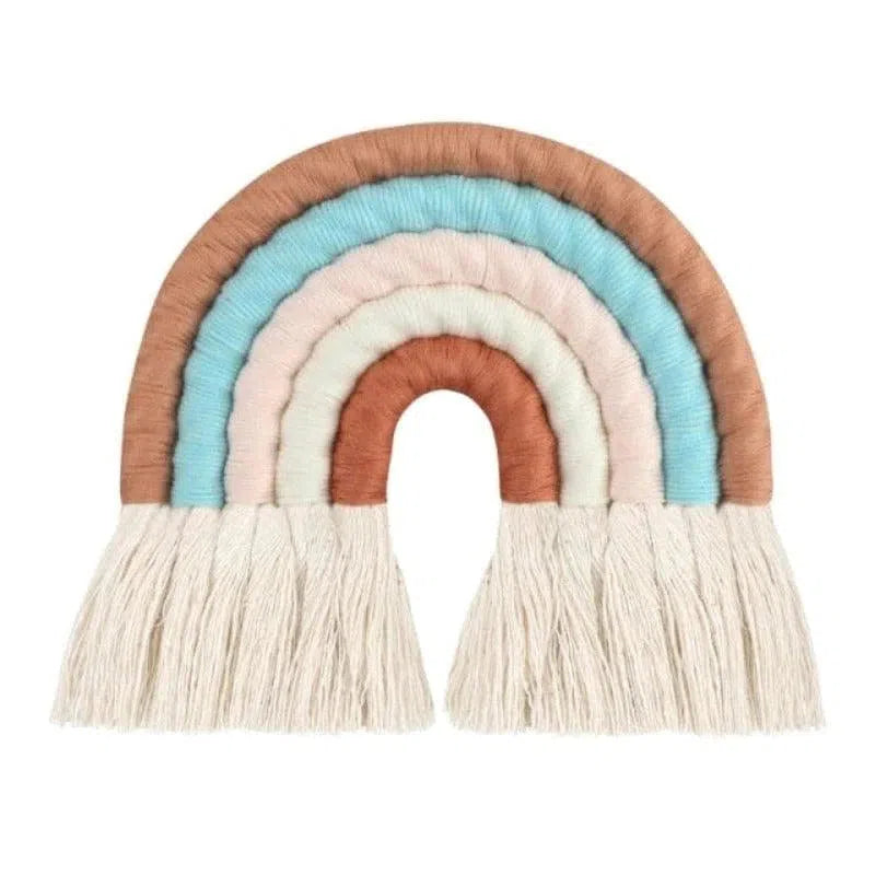 Arc-en-ciel décoratif pour chambre d'enfant, avec franges douces et couleurs pastel apaisantes, idéal pour une touche bohème et chaleureuse. Parfait pour égayer un espace et ajouter une ambiance cocooning.