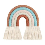 Décoration murale en arc-en-ciel avec nuances de marron, bleu et beige, idéal pour ajouter une touche bohème et tendance à une chambre d'enfant ou un salon. Accessoire parfait pour une ambiance chaleureuse et moderne.