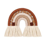 Décoration murale bohème arc-en-ciel avec franges, idéale pour une ambiance chaleureuse dans une chambre d'enfant. Accessoire de décoration tendance aux teintes terreuses pour personnaliser votre intérieur. Cadeau parfait pour apporter une touche de charme à votre décor.