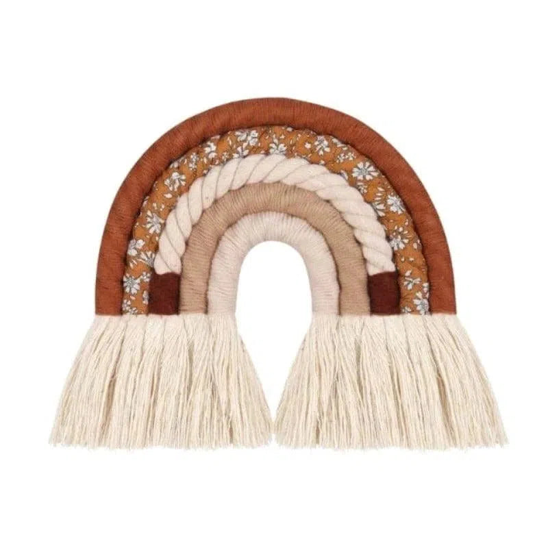 Décoration murale bohème arc-en-ciel avec franges, idéale pour une ambiance chaleureuse dans une chambre d'enfant. Accessoire de décoration tendance aux teintes terreuses pour personnaliser votre intérieur. Cadeau parfait pour apporter une touche de charme à votre décor.
