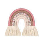 Arc-en-ciel décoratif mural en tons pastel, idéal pour la décoration de chambre d'enfant. Motifs floraux et franges apportant une touche bohème et chaleureuse à votre espace. Accessoire parfait pour personnaliser une pièce avec douceur et élégance.
