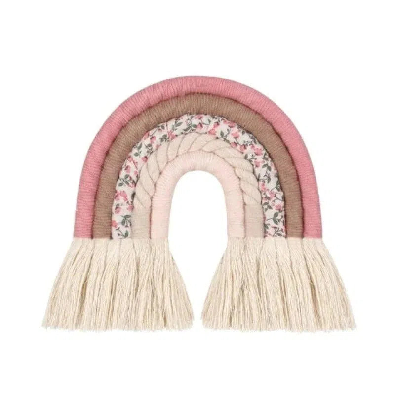 Arc-en-ciel décoratif mural en tons pastel, idéal pour la décoration de chambre d'enfant. Motifs floraux et franges apportant une touche bohème et chaleureuse à votre espace. Accessoire parfait pour personnaliser une pièce avec douceur et élégance.