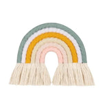 Décoration murale arc-en-ciel pour chambre d'enfant, avec des couleurs douces et apaisantes. Idéale pour ajouter une touche de gaieté et de style scandinave à l'intérieur. Parfaite pour les espaces de jeu ou comme cadeau de naissance, ce design tendance s'intègre facilement dans tous les décors.