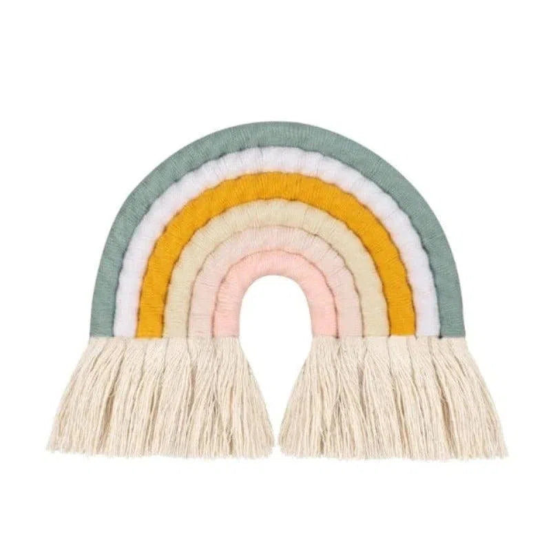 Décoration murale arc-en-ciel pour chambre d'enfant, avec des couleurs douces et apaisantes. Idéale pour ajouter une touche de gaieté et de style scandinave à l'intérieur. Parfaite pour les espaces de jeu ou comme cadeau de naissance, ce design tendance s'intègre facilement dans tous les décors.