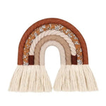 Arc-en-ciel décoratif bohème pour chambre d'enfant, style artisanal avec motifs floraux, idéal pour une décoration murale tendance et chaleureuse. Accessoire parfait pour embellir l'intérieur avec une touche naturelle et élégante.