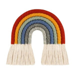 Arc-en-ciel décoratif mural pour chambre d'enfant, motif coloré avec des teintes rouges, orange, jaune, vert, bleu et gris, orné de franges blanches. Parfait pour ajouter une touche de charme et de couleur dans un espace de vie ou une chambre bébé. Accessoire tendance pour la décoration intérieure et les espaces ludiques.