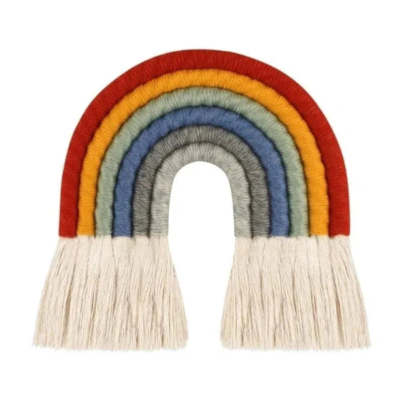 Arc-en-ciel décoratif mural pour chambre d'enfant, motif coloré avec des teintes rouges, orange, jaune, vert, bleu et gris, orné de franges blanches. Parfait pour ajouter une touche de charme et de couleur dans un espace de vie ou une chambre bébé. Accessoire tendance pour la décoration intérieure et les espaces ludiques.