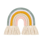 Décoration murale en forme d'arc-en-ciel multicolore avec franges, idéale pour chambre d'enfant ou nursery. Design coloré et ludique pour ajouter une touche de gaieté et de douceur à votre intérieur. Accessoire de décoration moderne et tendance.