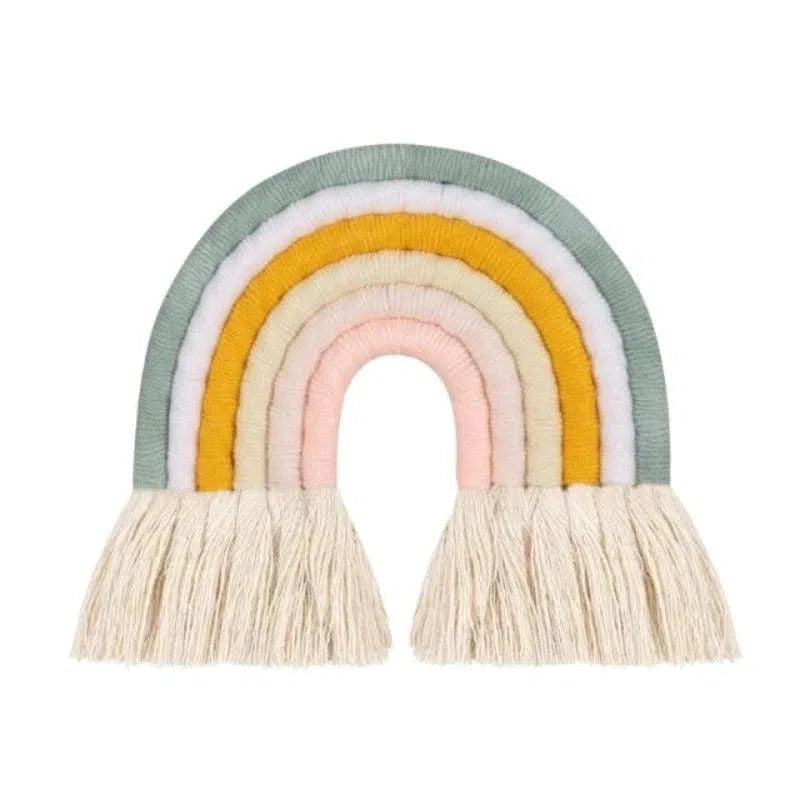 Décoration murale en forme d'arc-en-ciel multicolore avec franges, idéale pour chambre d'enfant ou nursery. Design coloré et ludique pour ajouter une touche de gaieté et de douceur à votre intérieur. Accessoire de décoration moderne et tendance.