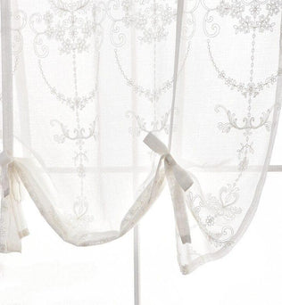 Voilage élégant avec broderies florales blanches et rubans décoratifs, idéal pour ajouter une touche raffinée à votre décoration intérieure. Convient parfaitement aux salons, chambres ou espaces de détente pour une ambiance lumineuse et chaleureuse.
