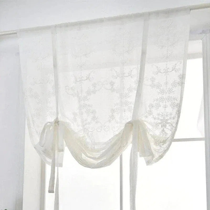 Voilage décoratif blanc avec motifs floraux pour fenêtres, style élégant et lumineux, parfait pour apporter une touche de charme et de sophistication à votre intérieur. Adapté à tous types de salons et chambres, ce rideau permet de filtrer la lumière tout en préservant votre intimité. Ajoutez une ambiance douce et accueillante à votre espace de vie avec ce rideau au design raffiné.