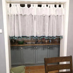 Voilage blanc décoratif pour cuisine avec bordure ornée, parfait pour ajouter une touche élégante à votre espace. Ce rideau court s'adapte idéalement aux petites fenêtres, offrant une intimité optimale tout en laissant passer la lumière naturelle. Parfait pour créer une ambiance chaleureuse et accueillante dans votre maison.