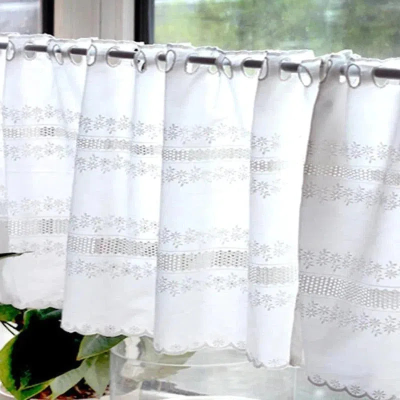 Voilage blanc avec œillets, décoratif et élégant, idéal pour cuisine ou salle de bain, motifs délicats et bordure festonnée, apportant luminosité à votre intérieur moderne.