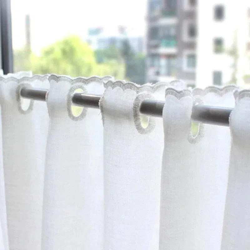 Rideaux blancs élégants pour la décoration intérieure, parfaits pour ajouter une touche de modernité et de sobriété à votre maison. Idéaux pour une ambiance lumineuse et épurée, ces rideaux sont accrochés à une tringle métallique, soulignant leur tombé fluide et raffiné. Accessoire déco essentiel pour sublimer vos fenêtres et créer un espace harmonieux.