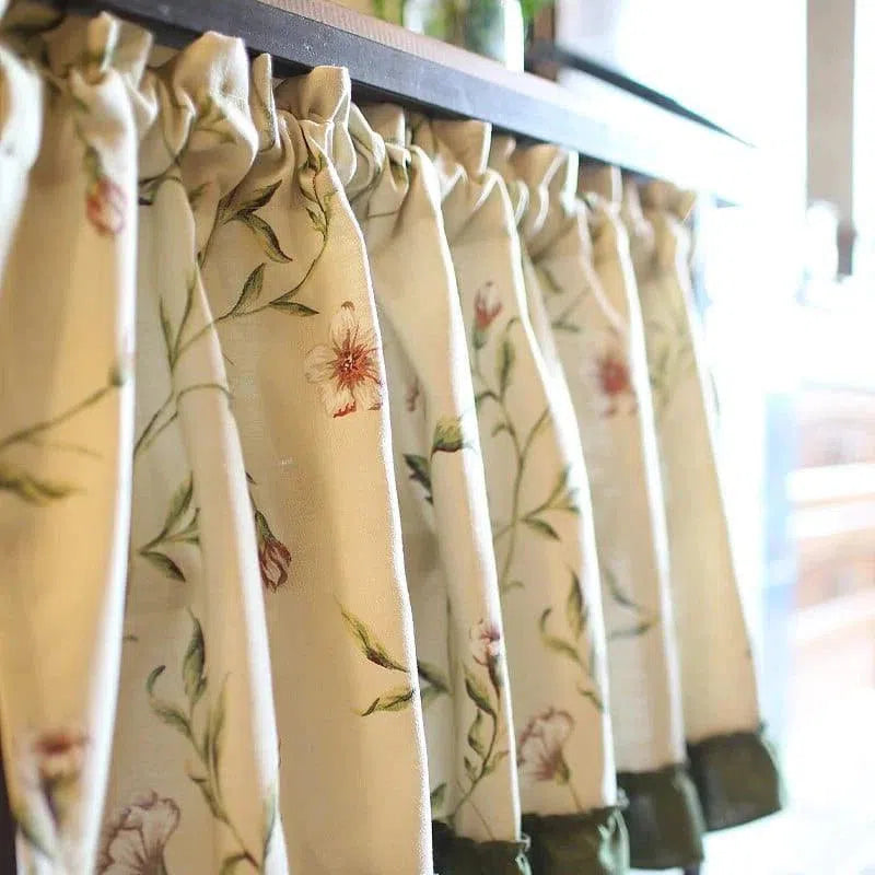 Rideaux de cuisine élégants avec motif floral, parfaits pour apporter une touche de fraîcheur et de charme à votre intérieur. Ces rideaux, avec leur design raffiné, illuminent la pièce tout en préservant l'intimité. Transformez votre espace avec style grâce à ces magnifiques rideaux décoratifs.
