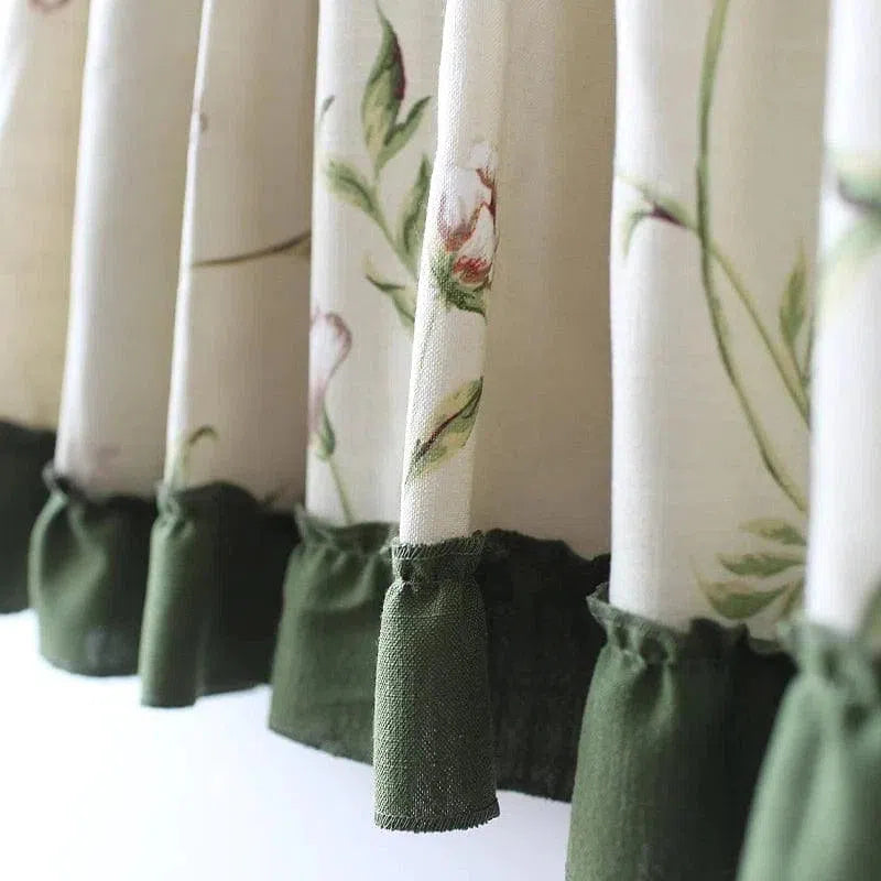 Rideau élégant au design floral avec imprimés botaniques et bordure verte, parfait pour ajouter une touche de nature et de sophistication à votre intérieur, idéal pour cuisine ou salle de séjour. Décoration de fenêtre douce et raffinée pour un style champêtre moderne.