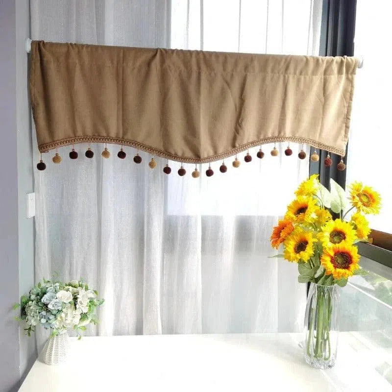 Rideau décoratif avec pampilles suspendu à une fenêtre, ajoutant une touche élégante à votre intérieur. Design unique et charmant, idéal pour embellir votre maison. Parfait pour apporter chaleur et style à n'importe quelle pièce. Convient particulièrement pour une ambiance cosy et accueillante.