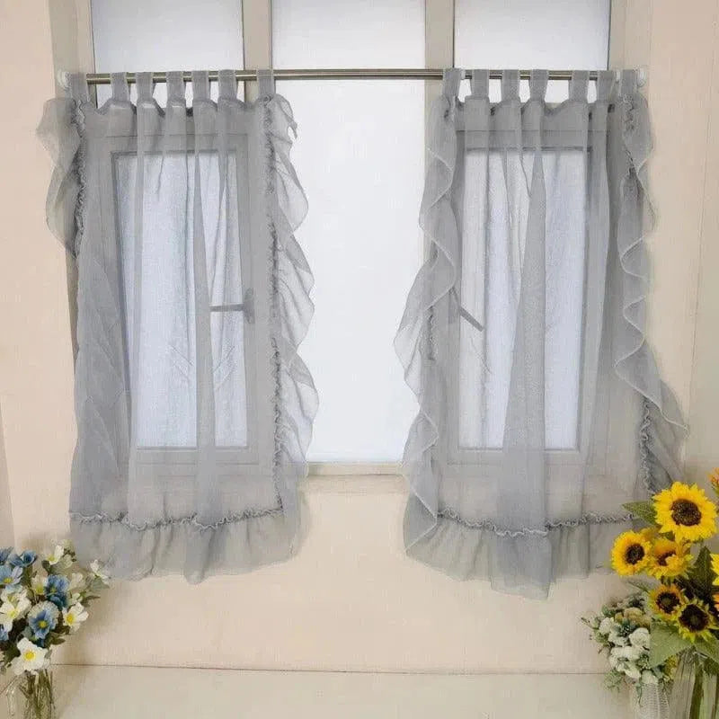 Rideaux décoratifs gris clair pour fenêtre, ajoutant une touche élégante à votre salon ou chambre. Parfait pour filtrer la lumière tout en préservant l'intimité. Idéal pour un intérieur moderne ou classique, rehaussé par des bordures ondulées et un design translucide. Accessoire de décoration raffiné pour toute pièce de la maison.