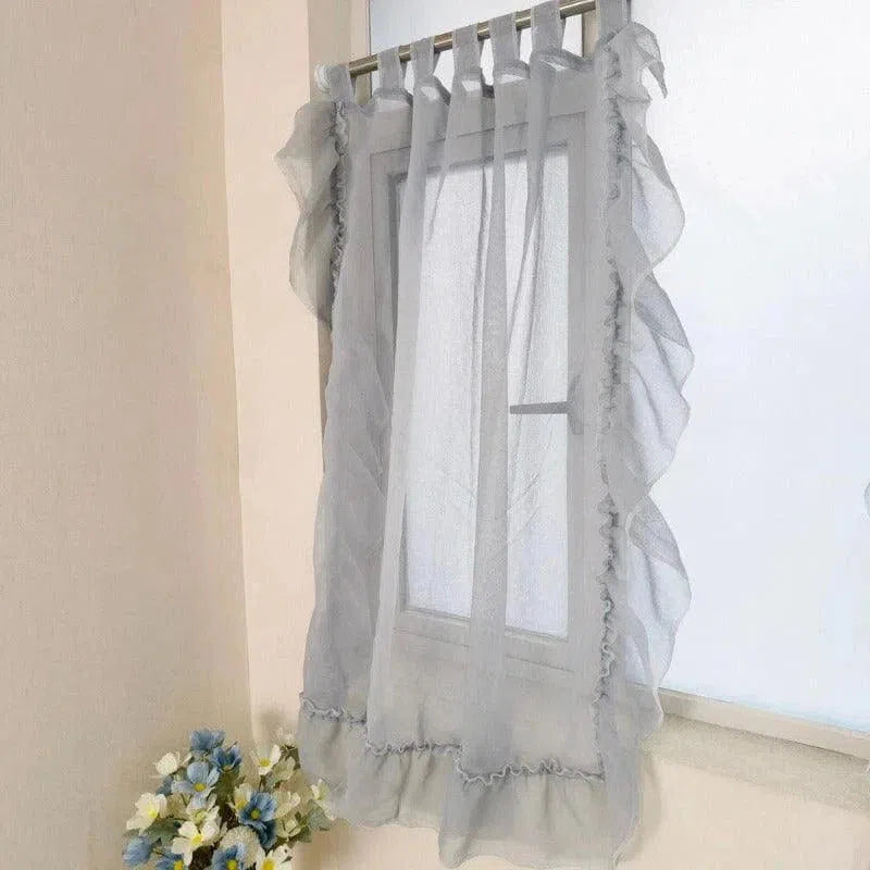 Petit rideau blanc avec volants, décoratif pour fenêtre de cuisine ou de salle de bain, offrant une ambiance élégante et lumineuse, idéal pour une touche de charme classique dans votre intérieur.