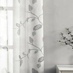 Voilage élégant avec motif de feuilles grises pour une décoration intérieure raffinée, idéal pour salon ou chambre, apportant une touche de nature et de lumière douce à votre espace de vie.