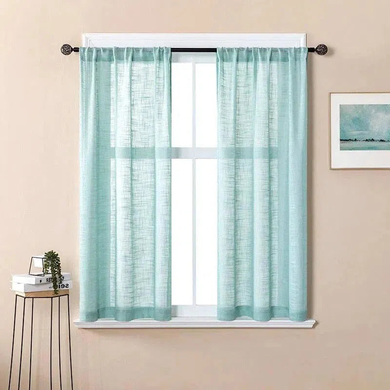 Rideau de fenêtre translucide turquoise offrant une ambiance lumineuse et apaisante à la pièce, fixé à une tringle décorative noire. Cet élément de décoration est parfait pour ajouter une touche élégante et moderne à n'importe quel intérieur.