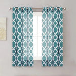 Rideaux modernistes avec motif géométrique bleu et blanc, idéal pour les salons élégants. Ces rideaux apportent une touche de sophistication et laissent entrer la lumière naturelle, transformant votre espace en un environnement lumineux et accueillant. Accessoire déco essentiel pour un intérieur raffiné.