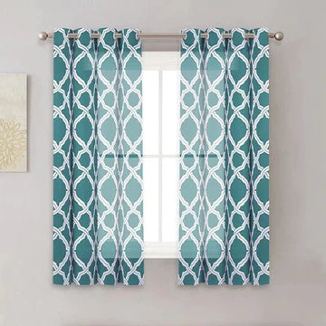 Rideaux modernistes avec motif géométrique bleu et blanc, idéal pour les salons élégants. Ces rideaux apportent une touche de sophistication et laissent entrer la lumière naturelle, transformant votre espace en un environnement lumineux et accueillant. Accessoire déco essentiel pour un intérieur raffiné.