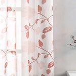 Rideau élégant avec motif floral rose, parfait pour ajouter une touche de fraîcheur et de sophistication à votre intérieur. Idéal pour les salons ou chambres, ce rideau offre une décoration raffinée et accueillante. Sa transparence légère permet de filtrer la lumière tout en préservant l'intimité. Associez-le à une décoration naturelle ou contemporaine pour un effet harmonieux.