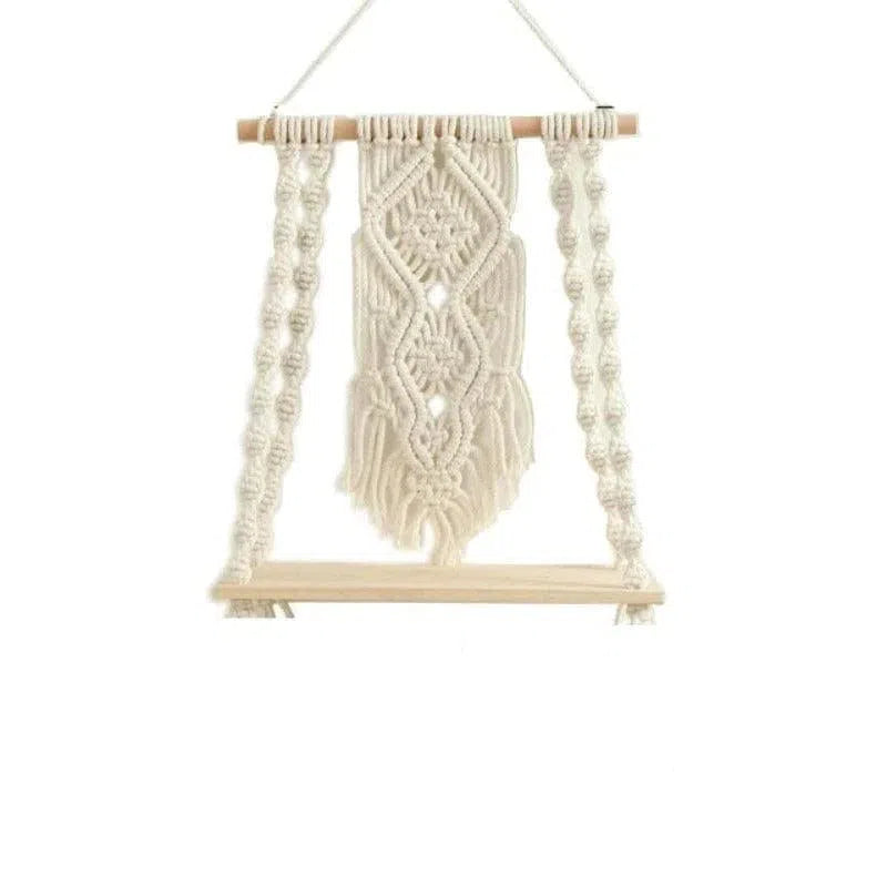 Balançoire d'intérieur bohème avec un design macramé élégant, idéale pour la décoration murale ou comme accessoire suspendu tendance. Apportez une touche artistique et naturelle à votre espace avec cet élément déco original et raffiné.