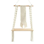 Balancelle suspendue de style bohème avec corde tressée, idéale pour décorer le jardin ou l'intérieur. Cette balançoire au design élégant apporte une touche rustique et chaleureuse à tout espace de vie, parfaite pour la détente ou la décoration.