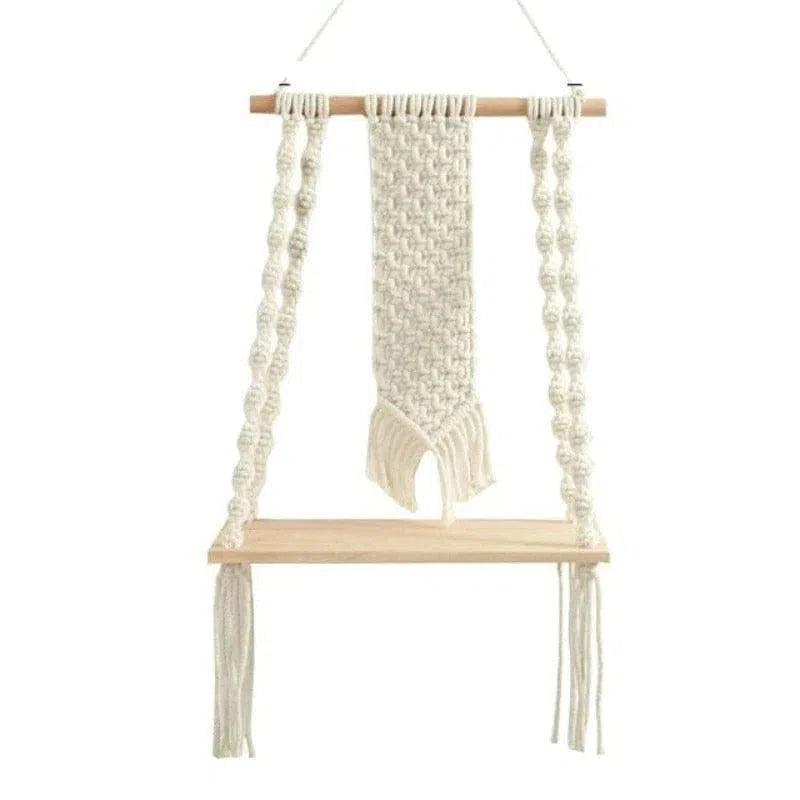 Balancelle suspendue de style bohème avec corde tressée, idéale pour décorer le jardin ou l'intérieur. Cette balançoire au design élégant apporte une touche rustique et chaleureuse à tout espace de vie, parfaite pour la détente ou la décoration.