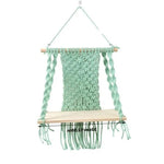 Balancelle décorative en macramé vert pour plantes, design artisanal avec support en bois, idéale pour embellir votre intérieur ou espace extérieur, ajout élégant à la décoration murale.
