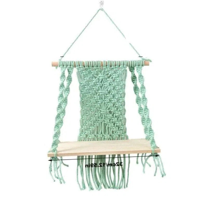 Balancelle décorative en macramé vert pour plantes, design artisanal avec support en bois, idéale pour embellir votre intérieur ou espace extérieur, ajout élégant à la décoration murale.