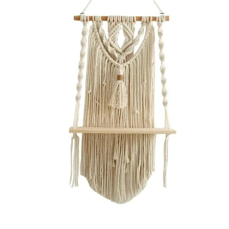 Étagère murale en macramé avec design bohème, idéale pour la décoration intérieure. Parfaite pour ajouter une touche élégante et naturelle à votre salon ou chambre. Solution de rangement suspendue pour plantes, livres ou petits objets.