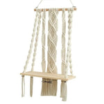 Balancelle suspendue en macramé pour décoration intérieure, idéale pour ajouter une touche bohème à votre pièce. Parfaite pour les espaces de détente, cette balançoire décorative s'intègre harmonieusement dans un salon, une chambre ou une véranda, apportant élégance et originalité. Facile à installer, elle constitue un élément de design charmant et unique.