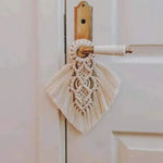 Décoration de poignée de porte en macramé, ajoutant une touche bohème et élégante à votre intérieur. Ce design tissé à la main s'adapte parfaitement aux styles décoratifs modernes et rustiques, offrant une ambiance chaleureuse et accueillante. Idéal pour personnaliser vos espaces de vie.