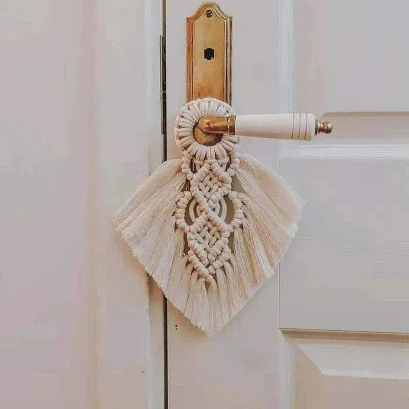 Décoration de poignée de porte en macramé, ajoutant une touche bohème et élégante à votre intérieur. Ce design tissé à la main s'adapte parfaitement aux styles décoratifs modernes et rustiques, offrant une ambiance chaleureuse et accueillante. Idéal pour personnaliser vos espaces de vie.
