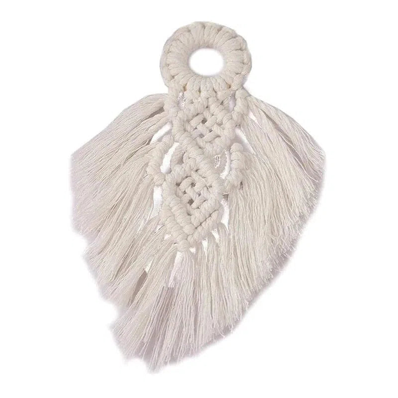 Accessoire décoratif en macramé de couleur claire, idéal pour ajouter une touche bohème à votre intérieur. Ce pendentif raffiné présente un design complexe avec des franges élégantes, parfait pour compléter un espace de vie cosy et tendance. Parfait pour les amateurs de décoration artisanale et chaleureuse.