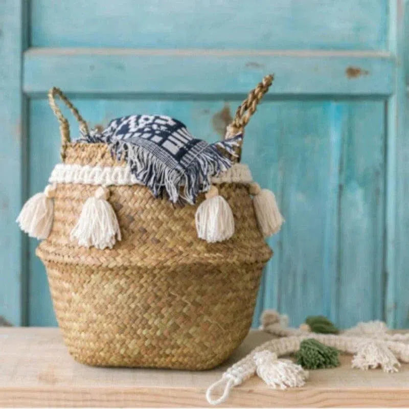 Panier décoratif rustique avec pompons, idéal pour le rangement et la décoration intérieure. Ajoutez une touche bohème à votre espace avec ce panier fonctionnel, parfait pour organiser des accessoires ou des textiles. Sa couleur naturelle s'harmonise facilement avec tout style d'intérieur.