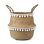 Panier de rangement multifonctionnel avec pompons décoratifs blancs, idéal pour ajouter une touche bohème à votre intérieur. Solution parfaite pour organiser vos espaces avec style.
