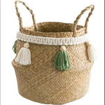 Panier de rangement avec anses, design bohème chic, décoré de pompons blancs et verts, idéal pour organiser les espaces intérieurs et apporter une touche décorative à votre maison. Convient pour le salon, la chambre ou la salle de bain, ce panier est à la fois pratique et esthétique.