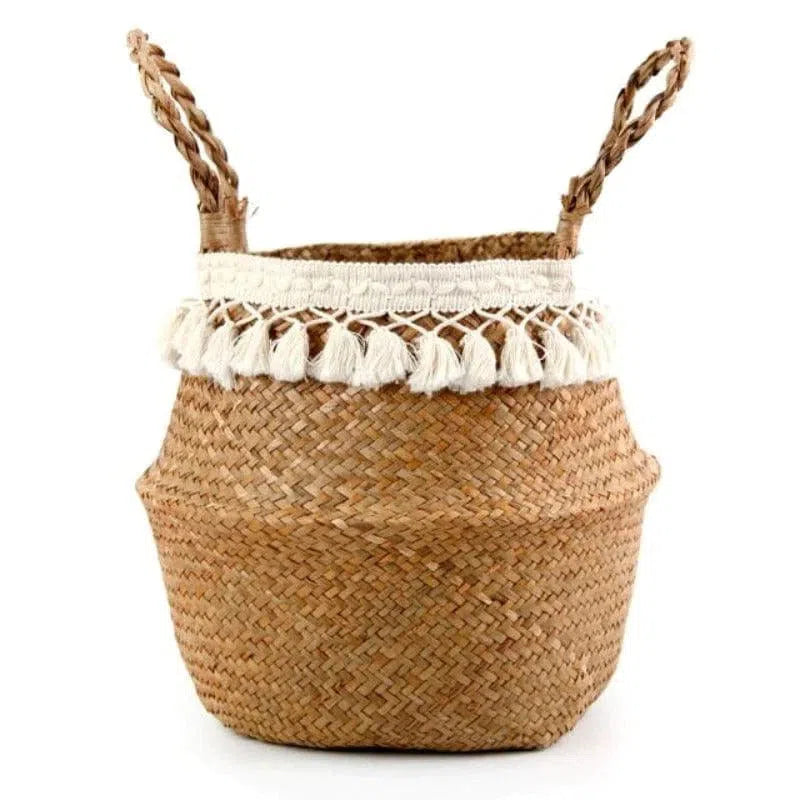Panier tressé décoratif avec franges blanches, idéal pour le rangement et la décoration intérieure. Pratique et esthétique, ce panier apporte une touche bohème à votre espace de vie tout en offrant un rangement fonctionnel. Parfait pour organiser les jouets, les coussins ou les plantes, il s'intègre harmonieusement dans tous les styles de décoration.