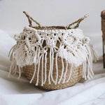 Panier décoratif style bohème avec franges blanches, idéal pour ajouter une touche élégante et chic à votre intérieur. Accessoire de rangement parfait pour organiser vos espaces de vie. Parfait pour des maisons au style naturel et épuré.