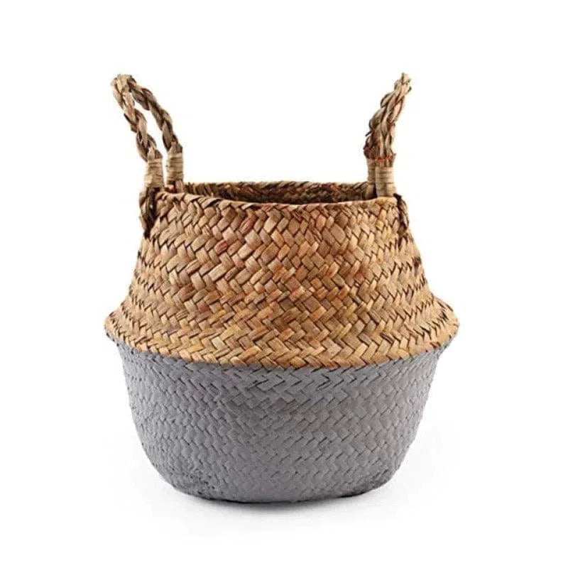 Panier de rangement tressé à design bicolore, pratique avec ses poignées intégrées pour un transport facile. Idéal pour organiser et décorer votre intérieur avec style. Parfait pour le salon, la chambre ou l'entrée.