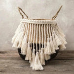 Panier décoratif bohème avec franges, idéal pour le rangement ou la décoration intérieure. Ce panier aux motifs tressés et pompons s'intègre parfaitement dans une ambiance naturelle et chaleureuse. Accessoire de décoration polyvalent pour rendre votre espace unique et accueillant.