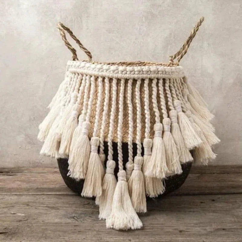 Panier décoratif bohème avec franges, idéal pour le rangement ou la décoration intérieure. Ce panier aux motifs tressés et pompons s'intègre parfaitement dans une ambiance naturelle et chaleureuse. Accessoire de décoration polyvalent pour rendre votre espace unique et accueillant.