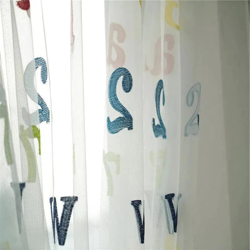 Voilage décoratif avec motifs alphabétiques, idéal pour apporter une touche ludique et colorée à la décoration intérieure. Convient parfaitement aux chambres d'enfants ou salles de jeux, ce rideau léger laisse passer la lumière tout en ajoutant une note de charme à votre espace. Transformez l'ambiance de la pièce avec ce rideau tendance et original.
