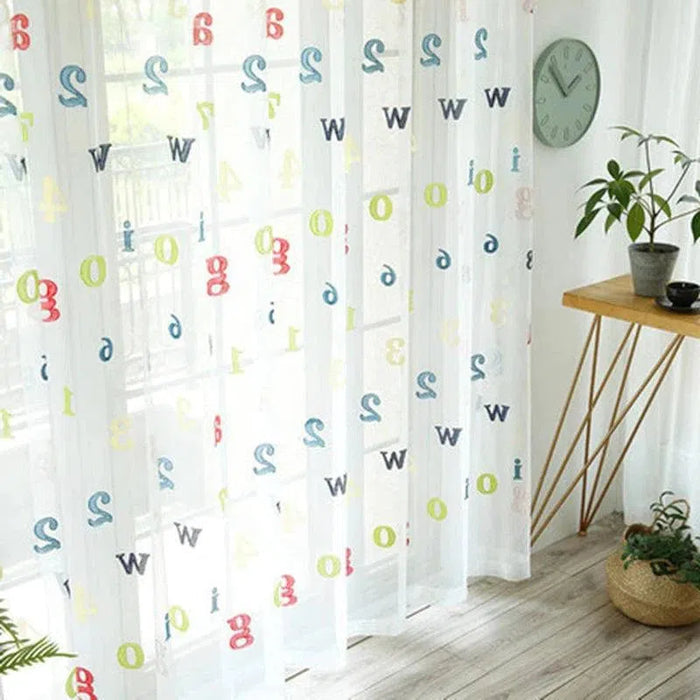 Voilage décoratif avec motifs alphabétiques colorés pour salon moderne, idéal pour ajouter une touche ludique et esthétique à votre intérieur, laissant passer la lumière naturelle tout en préservant l'intimité. Parfait pour une ambiance conviviale et stylée dans votre maison.